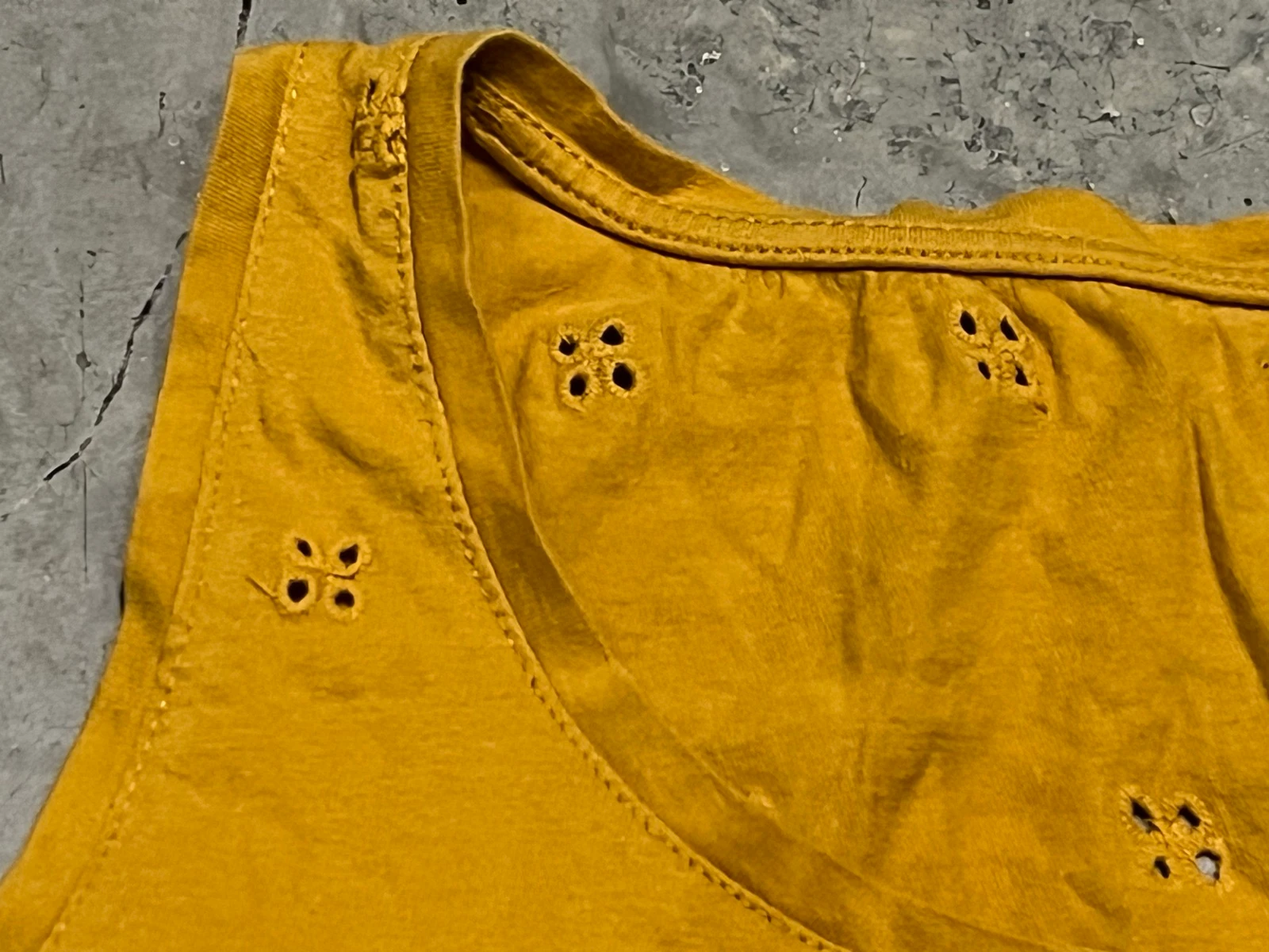 Camiseta naranja con calados  – photo 3